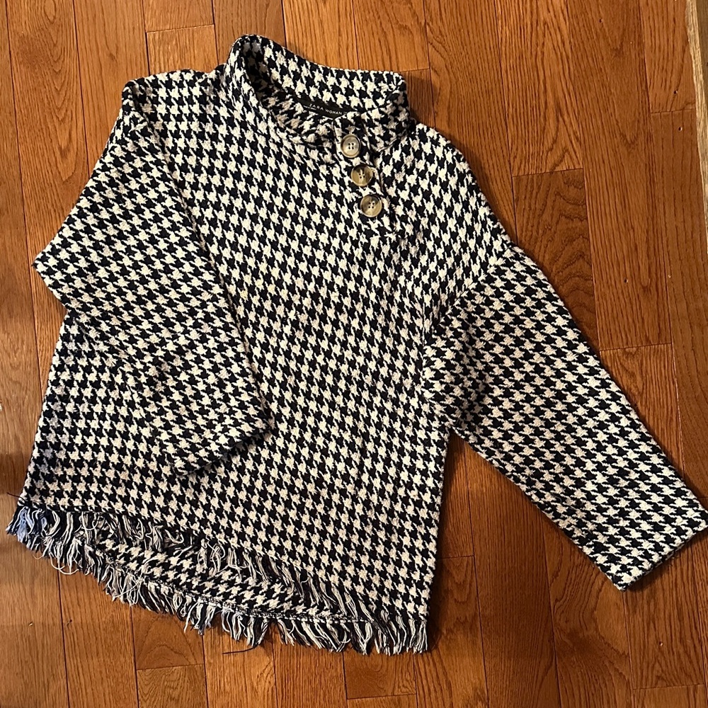 Zara Woman Houndstooth Sweater with button up neckline.
